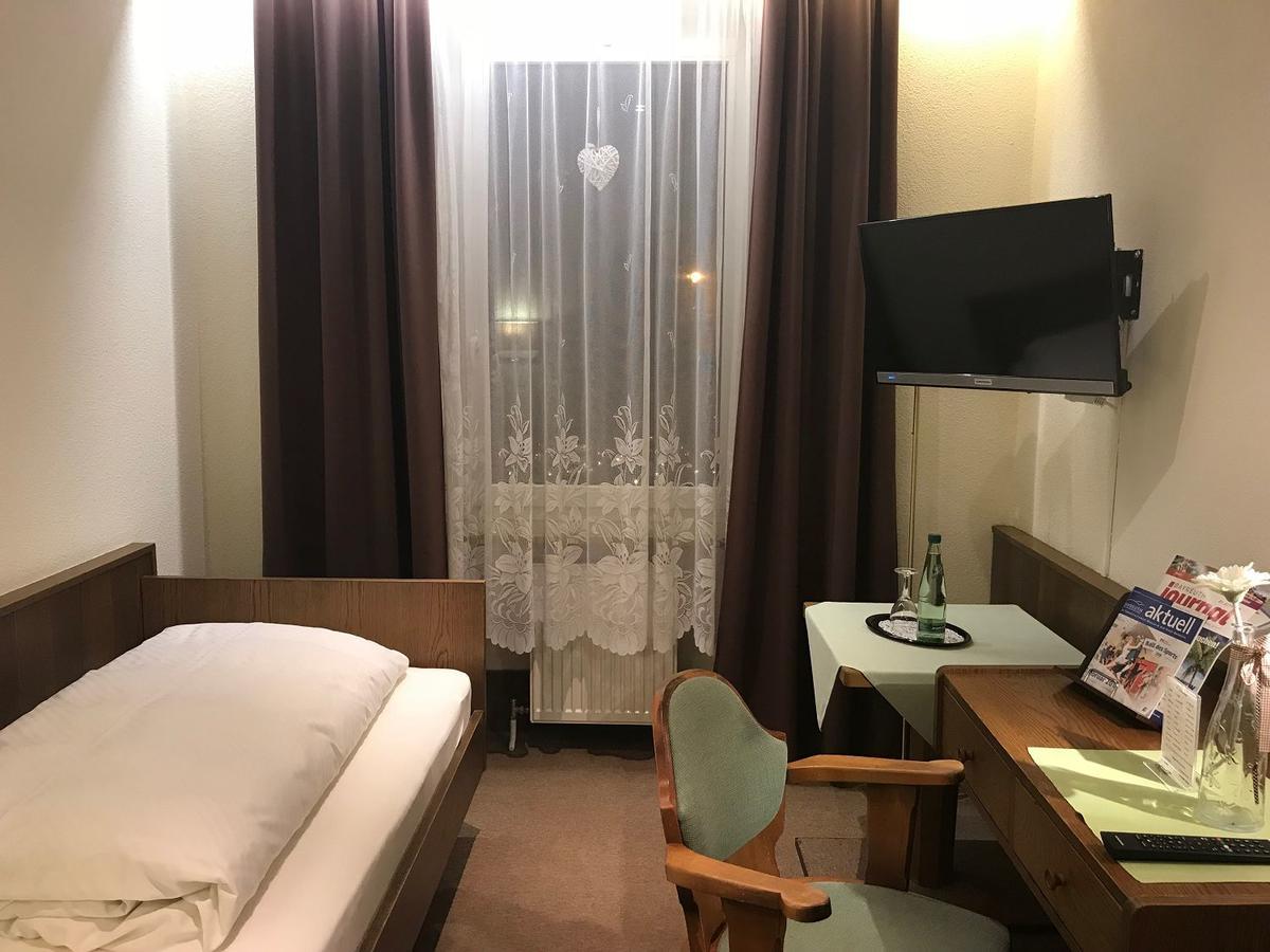 Gasthof & Hotel Goldener Hirsch 바트베르넥임피흐텔게비르거 외부 사진